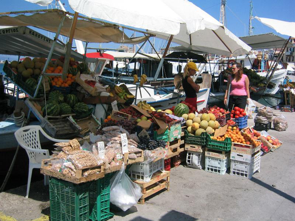 Frukt och grnsaker sljs frn btar i Egina stad